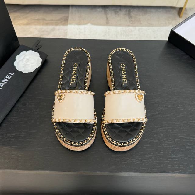 CHANE*｜小香25C春夏新品度假厚底链条双C爱心凉拖拖鞋这一季度假凉拖系列真的超美 搭配链条双C五金装饰 简约百搭上脚超级美的 怎么看怎么好看 Go 材质：