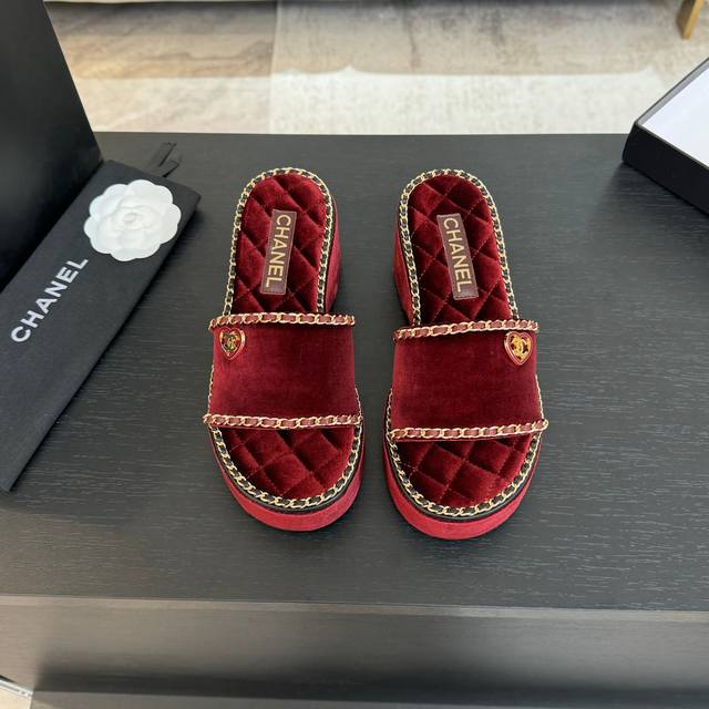 CHANE*｜小香25C春夏新品度假厚底链条双C爱心凉拖拖鞋这一季度假凉拖系列真的超美 搭配链条双C五金装饰 简约百搭上脚超级美的 怎么看怎么好看 Go 材质：