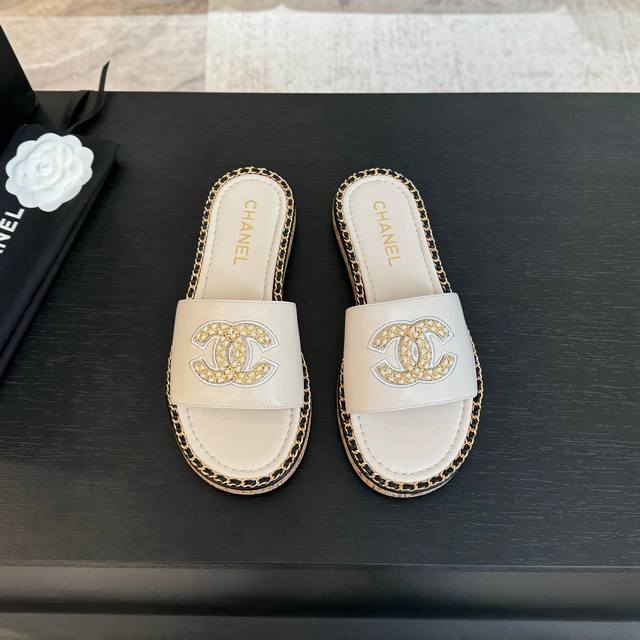 CHANE*｜小香25C春夏新品度假厚底链条双C拖鞋这一季度假凉拖系列真的超美！搭配链条双C五金装饰 简约百搭上脚超级美的 怎么看怎么好看 Go 材质： 鞋面采
