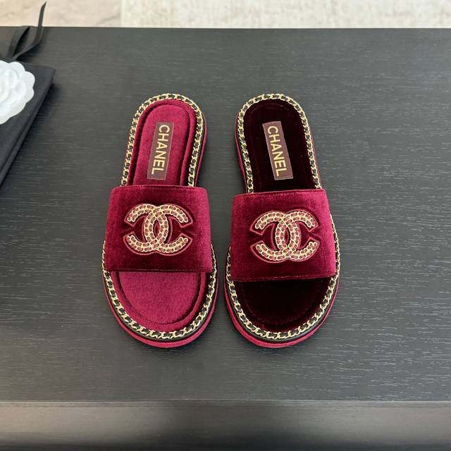 CHANE*｜小香25C春夏新品度假厚底链条双C拖鞋这一季度假凉拖系列真的超美！搭配链条双C五金装饰 简约百搭上脚超级美的 怎么看怎么好看 Go 材质： 鞋面采