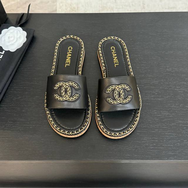 CHANE*｜小香25C春夏新品度假厚底链条双C拖鞋这一季度假凉拖系列真的超美！搭配链条双C五金装饰 简约百搭上脚超级美的 怎么看怎么好看 Go 材质： 鞋面采