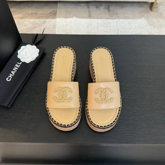 CHANE*｜小香25C春夏新品度假厚底链条双C拖鞋这一季度假凉拖系列真的超美！搭配链条双C五金装饰 简约百搭上脚超级美的 怎么看怎么好看 Go 材质： 鞋面采