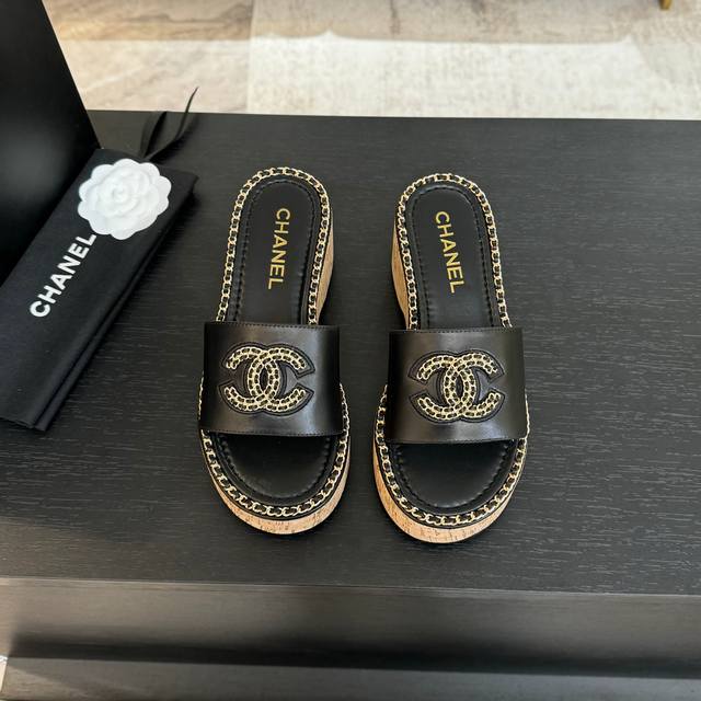 CHANE*｜小香25C春夏新品度假厚底链条双C拖鞋这一季度假凉拖系列真的超美！搭配链条双C五金装饰 简约百搭上脚超级美的 怎么看怎么好看 Go 材质： 鞋面采