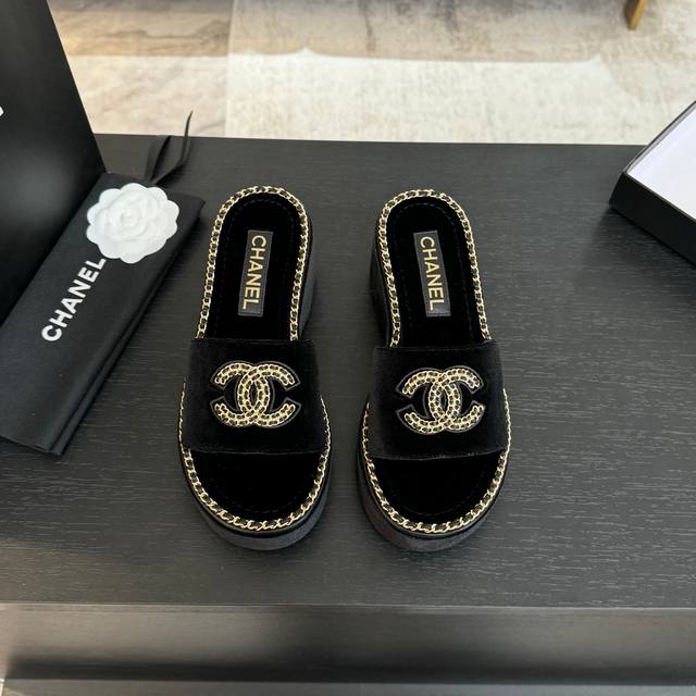 CHANE*｜小香25C春夏新品度假厚底链条双C拖鞋这一季度假凉拖系列真的超美！搭配链条双C五金装饰 简约百搭上脚超级美的 怎么看怎么好看 Go 材质： 鞋面采
