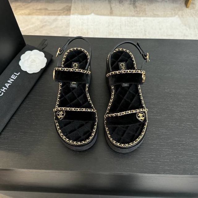CHANE*｜小香25C春夏新品度假厚底链条双C爱心凉拖拖鞋这一季度假凉拖系列真的超美 搭配链条双C五金装饰 简约百搭上脚超级美的 怎么看怎么好看 Go 材质：
