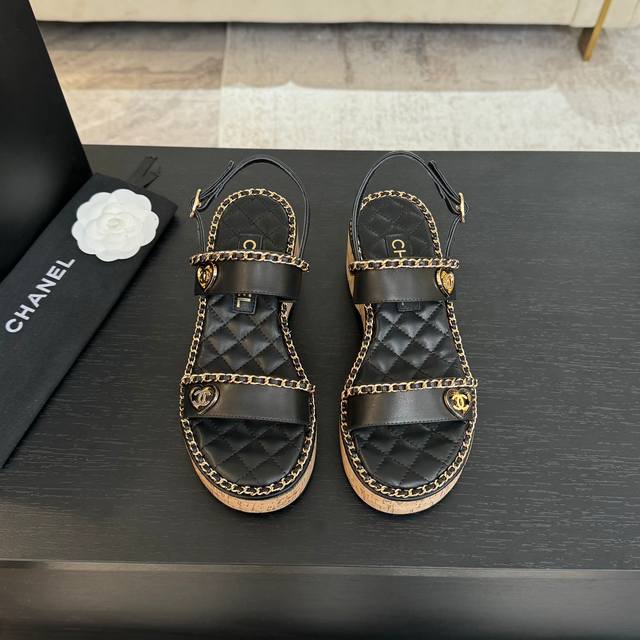 CHANE*｜小香25C春夏新品度假厚底链条双C爱心凉拖拖鞋这一季度假凉拖系列真的超美 搭配链条双C五金装饰 简约百搭上脚超级美的 怎么看怎么好看 Go 材质：