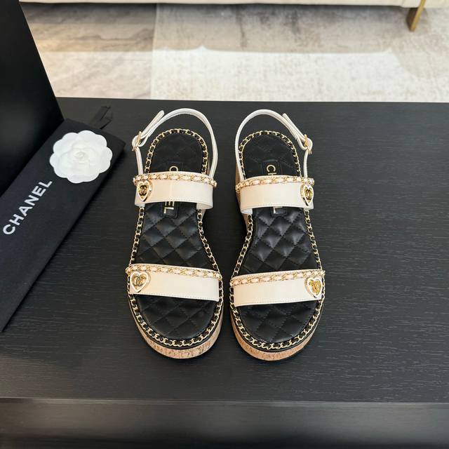 CHANE*｜小香25C春夏新品度假厚底链条双C爱心凉拖拖鞋这一季度假凉拖系列真的超美 搭配链条双C五金装饰 简约百搭上脚超级美的 怎么看怎么好看 Go 材质：