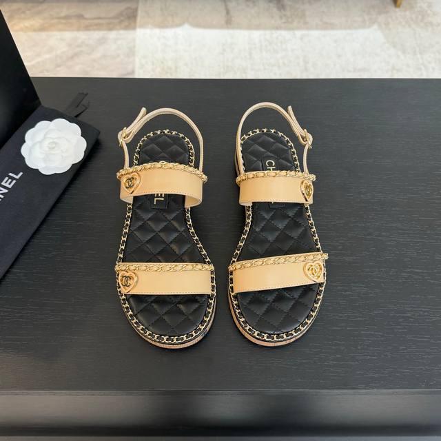 CHANE*｜小香25C春夏新品度假厚底链条双C爱心凉拖拖鞋这一季度假凉拖系列真的超美 搭配链条双C五金装饰 简约百搭上脚超级美的 怎么看怎么好看 Go 材质：