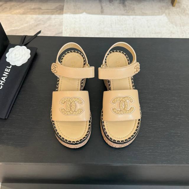 CHANE*｜小香25C春夏新品度假厚底链条双C凉鞋这一季度假凉拖系列真的超美！搭配链条双C五金装饰 简约百搭上脚超级美的 怎么看怎么好看 Go 材质： 鞋面采