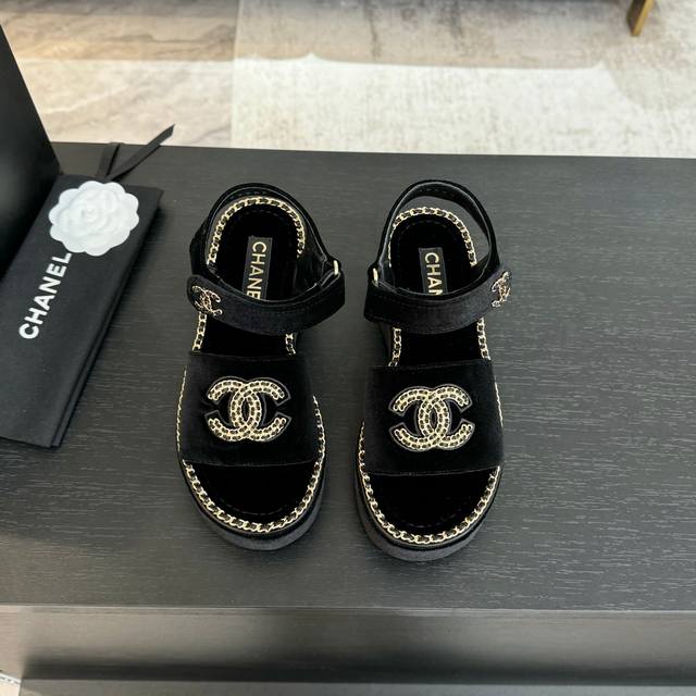 CHANE*｜小香25C春夏新品度假厚底链条双C凉鞋这一季度假凉拖系列真的超美！搭配链条双C五金装饰 简约百搭上脚超级美的 怎么看怎么好看 Go 材质： 鞋面采