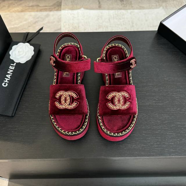 CHANE*｜小香25C春夏新品度假厚底链条双C凉鞋这一季度假凉拖系列真的超美！搭配链条双C五金装饰 简约百搭上脚超级美的 怎么看怎么好看 Go 材质： 鞋面采