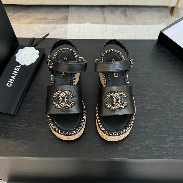 CHANE*｜小香25C春夏新品度假厚底链条双C凉鞋这一季度假凉拖系列真的超美！搭配链条双C五金装饰 简约百搭上脚超级美的 怎么看怎么好看 Go 材质： 鞋面采