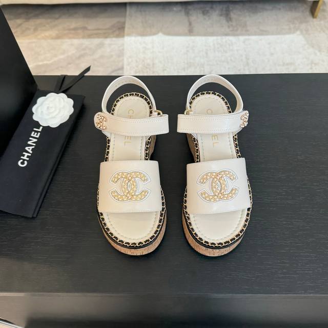 CHANE*｜小香25C春夏新品度假厚底链条双C凉鞋这一季度假凉拖系列真的超美！搭配链条双C五金装饰 简约百搭上脚超级美的 怎么看怎么好看 Go 材质： 鞋面采