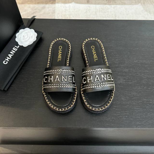 CHANE*｜小香25C春夏新品度假链条字母厚底拖鞋这一季度假凉拖系列真的超美 搭配字母装饰 简约又百搭上脚超级美的 怎么看怎么好看 Go 材质： 鞋面采用原版