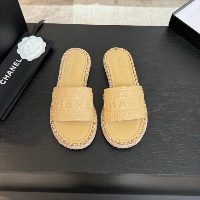 CHANE*｜小香25C春夏新品度假链条字母厚底拖鞋这一季度假凉拖系列真的超美 搭配字母装饰 简约又百搭上脚超级美的 怎么看怎么好看 Go 材质： 鞋面采用原版