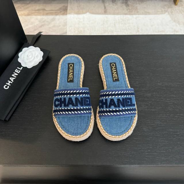 CHANE*｜小香25C春夏新品度假链条字母厚底拖鞋这一季度假凉拖系列真的超美 搭配字母装饰 简约又百搭上脚超级美的 怎么看怎么好看 Go 材质： 鞋面采用原版