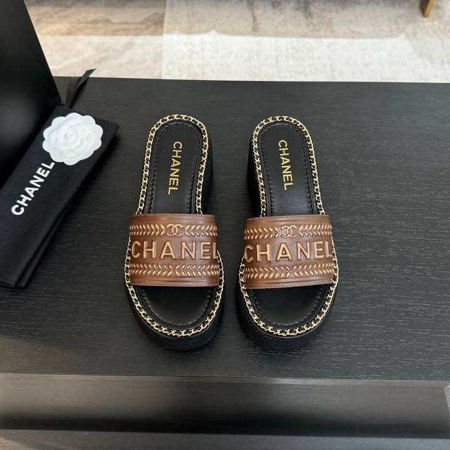 CHANE*｜小香25C春夏新品度假链条字母厚底拖鞋这一季度假凉拖系列真的超美 搭配字母装饰 简约又百搭上脚超级美的 怎么看怎么好看 Go 材质： 鞋面采用原版