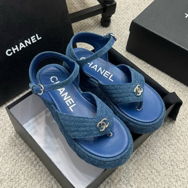 代购级 官网同步 凉鞋 CHANEL 25ss 春夏沙滩拖鞋 凉鞋 专柜非常火爆 非常难买的一款鞋 全网最火的厚底拖鞋 可想而知小香控不可错过的 颜值与舒适并存
