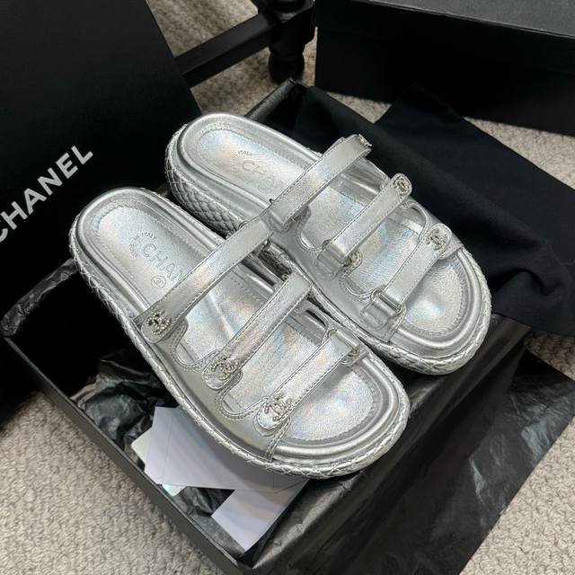 代购级 官网同步 拖鞋 CHANEL 25ss 春夏沙滩拖鞋 凉鞋 系列 香奈儿 国内国外专柜断货王，找遍国内专柜心心念念终于到手第一眼开箱看到实物让我太惊讶了