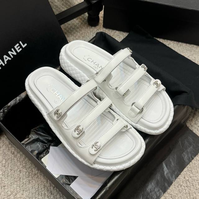 代购级 官网同步 拖鞋 CHANEL 25ss 春夏沙滩拖鞋 凉鞋 系列 香奈儿 国内国外专柜断货王，找遍国内专柜心心念念终于到手第一眼开箱看到实物让我太惊讶了