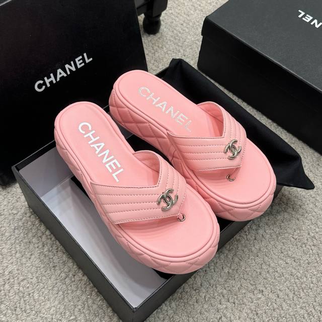 代购级 官网同步 拖鞋 CHANEL 25ss 春夏沙滩拖鞋 凉鞋 专柜非常火爆 非常难买的一款鞋 全网最火的厚底拖鞋 可想而知小香控不可错过的 颜值与舒适并存