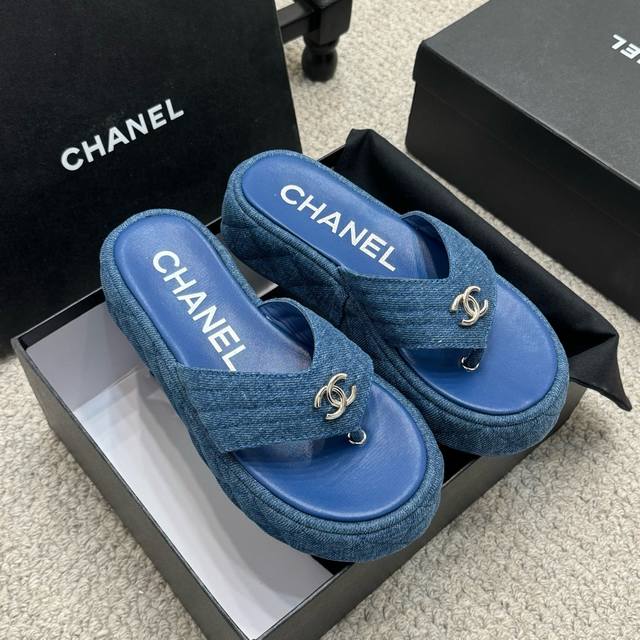 代购级 官网同步 拖鞋 CHANEL 25ss 春夏沙滩拖鞋 凉鞋 专柜非常火爆 非常难买的一款鞋 全网最火的厚底拖鞋 可想而知小香控不可错过的 颜值与舒适并存