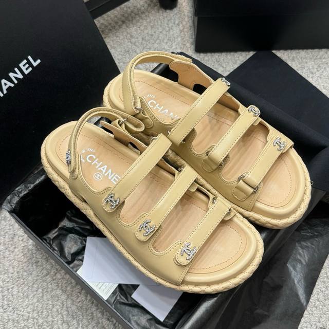 代购级 官网同步 凉鞋 CHANEL 25ss 春夏沙滩拖鞋 凉鞋 系列 香奈儿 国内国外专柜断货王，找遍国内专柜心心念念终于到手第一眼开箱看到实物让我太惊讶了