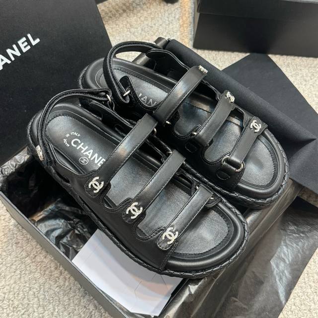 代购级 官网同步 凉鞋 CHANEL 25ss 春夏沙滩拖鞋 凉鞋 系列 香奈儿 国内国外专柜断货王，找遍国内专柜心心念念终于到手第一眼开箱看到实物让我太惊讶了