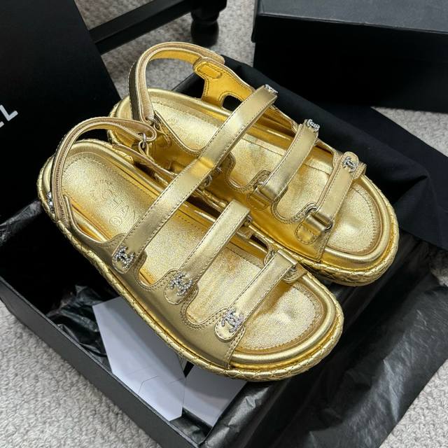 代购级 官网同步 凉鞋 CHANEL 25ss 春夏沙滩拖鞋 凉鞋 系列 香奈儿 国内国外专柜断货王，找遍国内专柜心心念念终于到手第一眼开箱看到实物让我太惊讶了