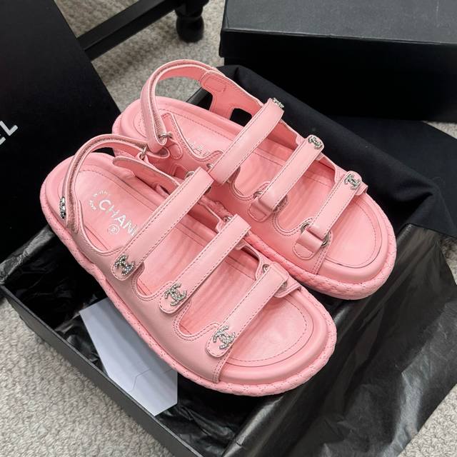 代购级 官网同步 凉鞋 CHANEL 25ss 春夏沙滩拖鞋 凉鞋 系列 香奈儿 国内国外专柜断货王，找遍国内专柜心心念念终于到手第一眼开箱看到实物让我太惊讶了