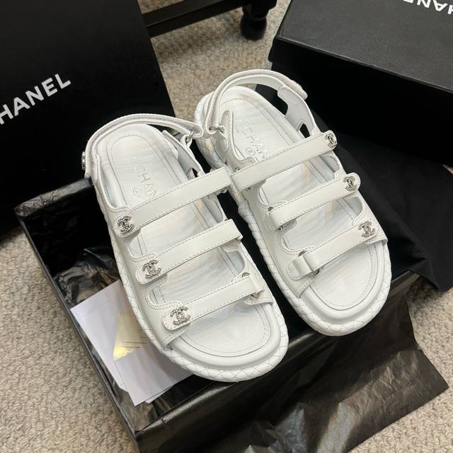 代购级 官网同步 凉鞋 CHANEL 25ss 春夏沙滩拖鞋 凉鞋 系列 香奈儿 国内国外专柜断货王，找遍国内专柜心心念念终于到手第一眼开箱看到实物让我太惊讶了
