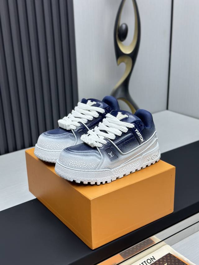 莞产淋胶顶级版本 ！Lv 早春淋胶胖丁情侣款，全新trainer2代胖丁鞋亮相！ 新款鞋型在鞋面设计上并没有太大的改动！而是鞋型变得更大更宽，更厚以及鞋舌变大取