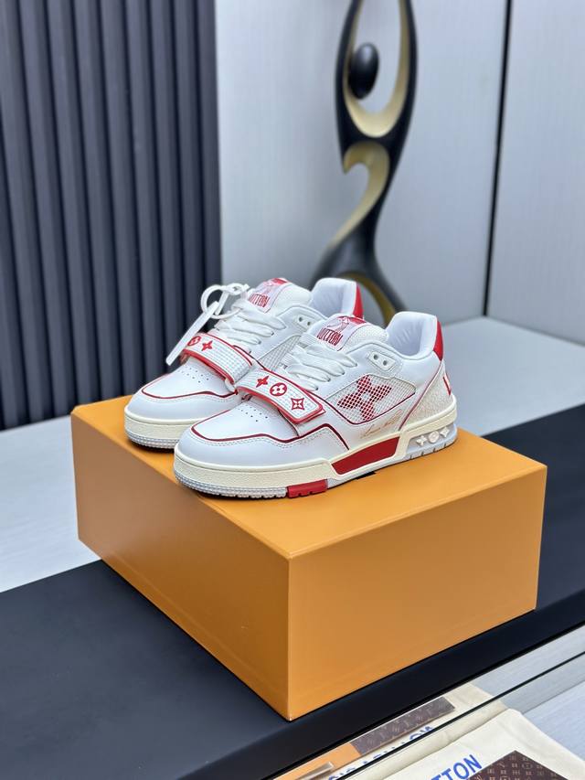 工厂直销 顶级版本 LV-路易威登-经典走秀新款空胶工艺 原版1：1开发复刻！！上脚非常舒适 奢侈用料，做工精细，中底印有欧洲制造英文字母鞋面由意大利进口小牛皮