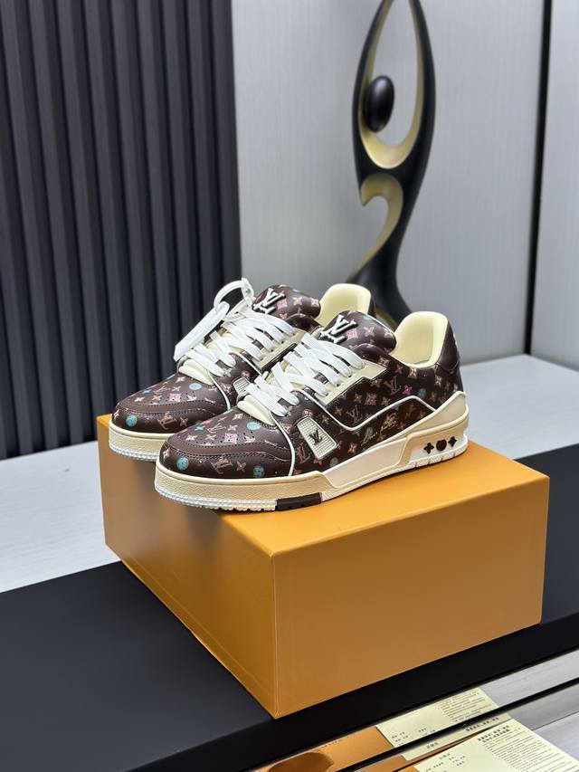 工厂直销 顶级版本 LV-路易威登-经典走秀新款空胶工艺 原版1：1开发复刻！！上脚非常舒适 奢侈用料，做工精细，中底印有欧洲制造英文字母鞋面由意大利进口小牛皮