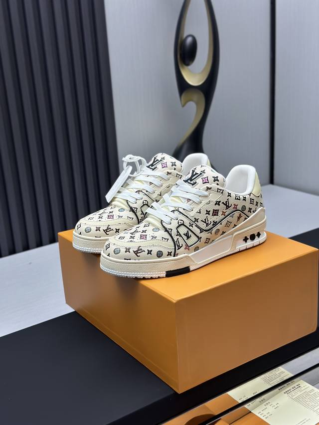 工厂直销 顶级版本 LV-路易威登-经典走秀新款空胶工艺 原版1：1开发复刻！！上脚非常舒适 奢侈用料，做工精细，中底印有欧洲制造英文字母鞋面由意大利进口小牛皮