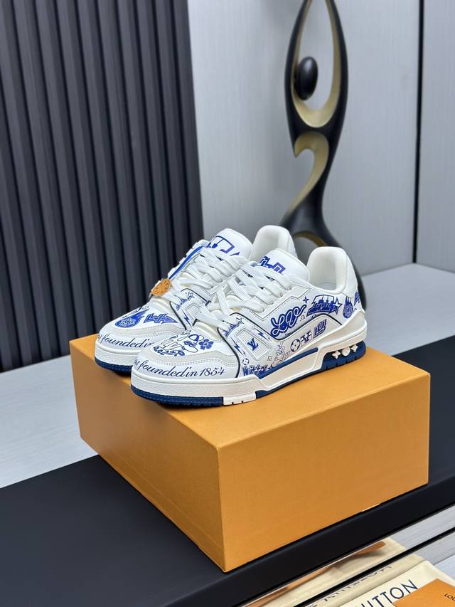 工厂直销 顶级版本 LV-路易威登-经典走秀新款空胶工艺 原版1：1开发复刻！！上脚非常舒适 奢侈用料，做工精细，中底印有欧洲制造英文字母鞋面由意大利进口小牛皮