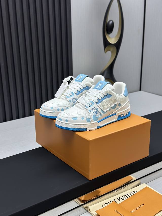 工厂直销 顶级版本 LV-路易威登-经典走秀新款空胶工艺 原版1：1开发复刻！！上脚非常舒适 奢侈用料，做工精细，中底印有欧洲制造英文字母鞋面由意大利进口小牛皮
