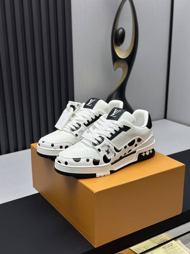 工厂直销 顶级版本 LV-路易威登-经典走秀新款空胶工艺 原版1：1开发复刻！！上脚非常舒适 奢侈用料，做工精细，中底印有欧洲制造英文字母鞋面由意大利进口小牛皮