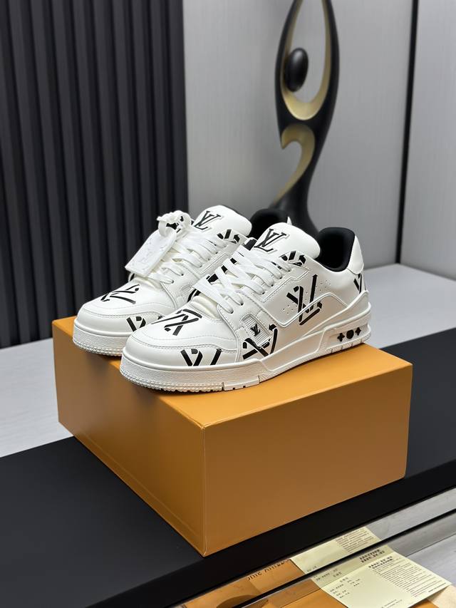 工厂直销 顶级版本 LV-路易威登-葫芦娃走秀新款空胶工艺 原版1：1开发复刻！！上脚非常舒适 奢侈用料，做工精细，中底印有欧洲制造英文字母鞋面由意大利进口小牛