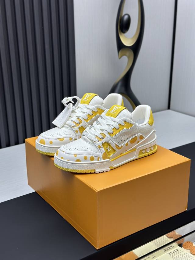 工厂直销 顶级版本 LV-路易威登-经典走秀新款空胶工艺 原版1：1开发复刻！！上脚非常舒适 奢侈用料，做工精细，中底印有欧洲制造英文字母鞋面由意大利进口小牛皮