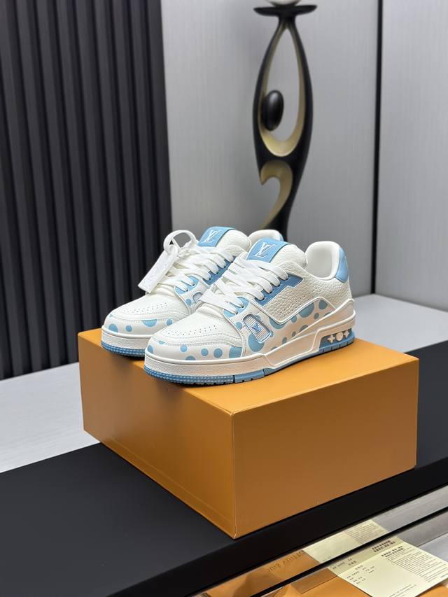 工厂直销 顶级版本 LV-路易威登-经典走秀新款空胶工艺 原版1：1开发复刻！！上脚非常舒适 奢侈用料，做工精细，中底印有欧洲制造英文字母鞋面由意大利进口小牛皮