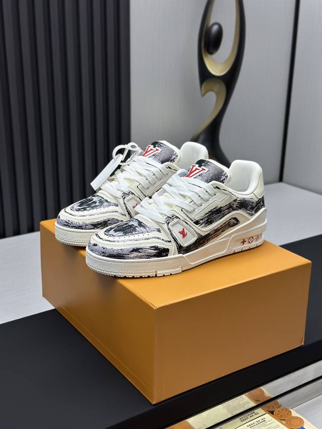 工厂直销 顶级版本 LV-路易威登-经典走秀新款空胶工艺 原版1：1开发复刻！！上脚非常舒适 奢侈用料，做工精细，中底印有欧洲制造英文字母鞋面由意大利进口小牛皮