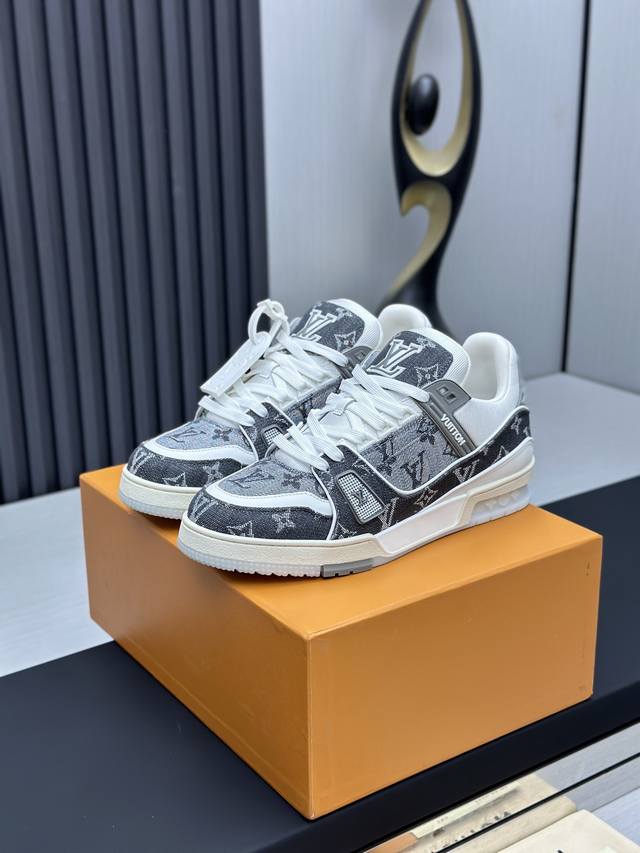 工厂直销 顶级版本 LV-路易威登-经典走秀新款空胶工艺 原版1：1开发复刻！！上脚非常舒适 奢侈用料，做工精细，中底印有欧洲制造英文字母鞋面由意大利进口小牛皮