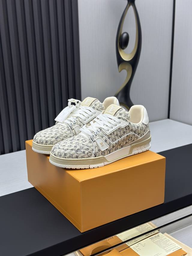 工厂直销 顶级版本 LV-路易威登-经典走秀新款空胶工艺 原版1：1开发复刻！！上脚非常舒适 奢侈用料，做工精细，中底印有欧洲制造英文字母鞋面由意大利进口小牛皮