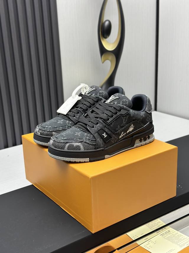 工厂直销 顶级版本 LV-路易威登-经典走秀新款空胶工艺 原版1：1开发复刻！！上脚非常舒适 奢侈用料，做工精细，中底印有欧洲制造英文字母鞋面由意大利进口小牛皮
