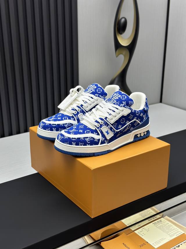 工厂直销 顶级版本 LV-路易威登-经典走秀新款空胶工艺 原版1：1开发复刻！！上脚非常舒适 奢侈用料，做工精细，中底印有欧洲制造英文字母鞋面由意大利进口小牛皮