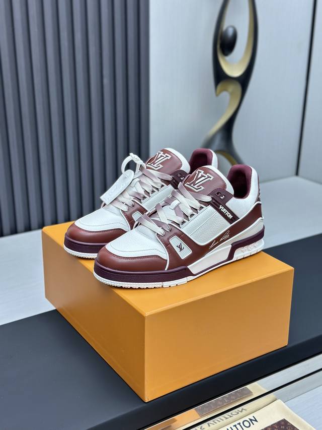 工厂直销 顶级版本 LV-路易威登-经典走秀新款空胶工艺 原版1：1开发复刻！！上脚非常舒适 奢侈用料，做工精细，中底印有欧洲制造英文字母鞋面由意大利进口小牛皮