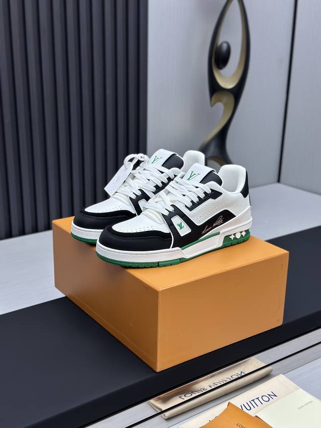 工厂直销 顶级版本 LV-路易威登-经典走秀新款空胶工艺 原版1：1开发复刻！！上脚非常舒适 奢侈用料，做工精细，中底印有欧洲制造英文字母鞋面由意大利进口小牛皮