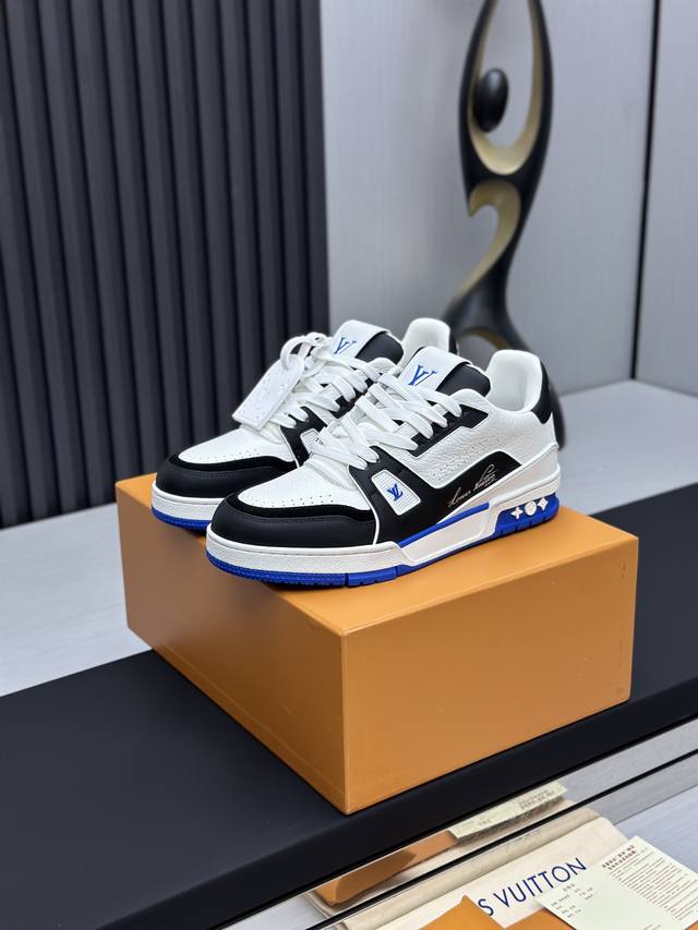 工厂直销 顶级版本 LV-路易威登-经典走秀新款空胶工艺 原版1：1开发复刻！！上脚非常舒适 奢侈用料，做工精细，中底印有欧洲制造英文字母鞋面由意大利进口小牛皮