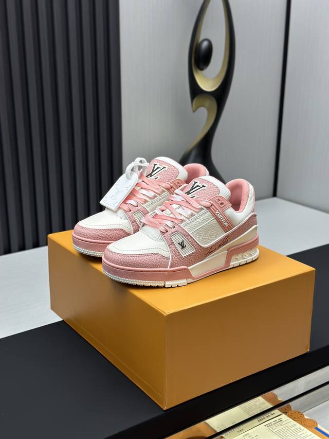 工厂直销 顶级版本 LV-路易威登-经典走秀新款空胶工艺 原版1：1开发复刻！！上脚非常舒适 奢侈用料，做工精细，中底印有欧洲制造英文字母鞋面由意大利进口小牛皮